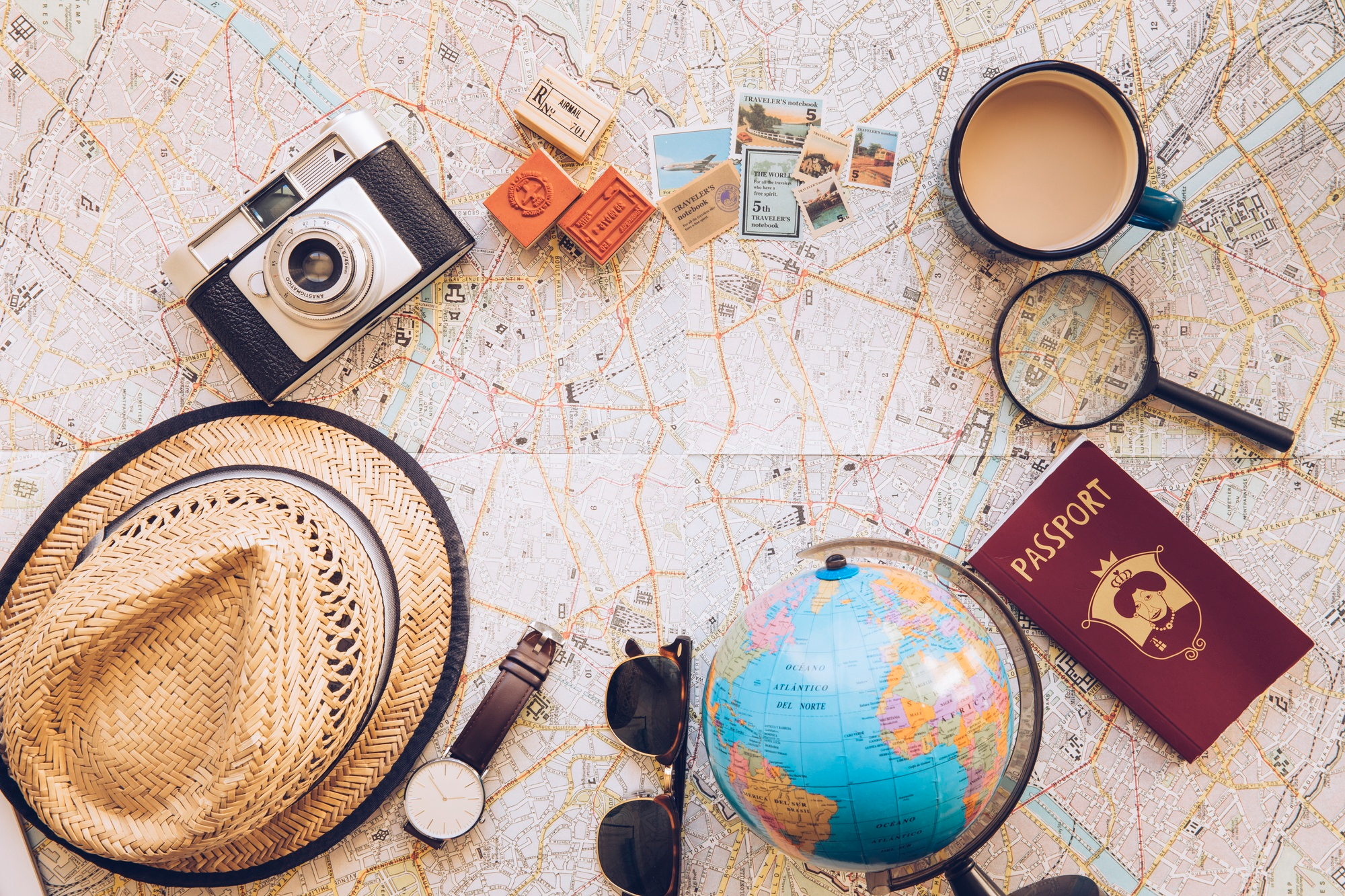 Accessoires de voyage sur une carte